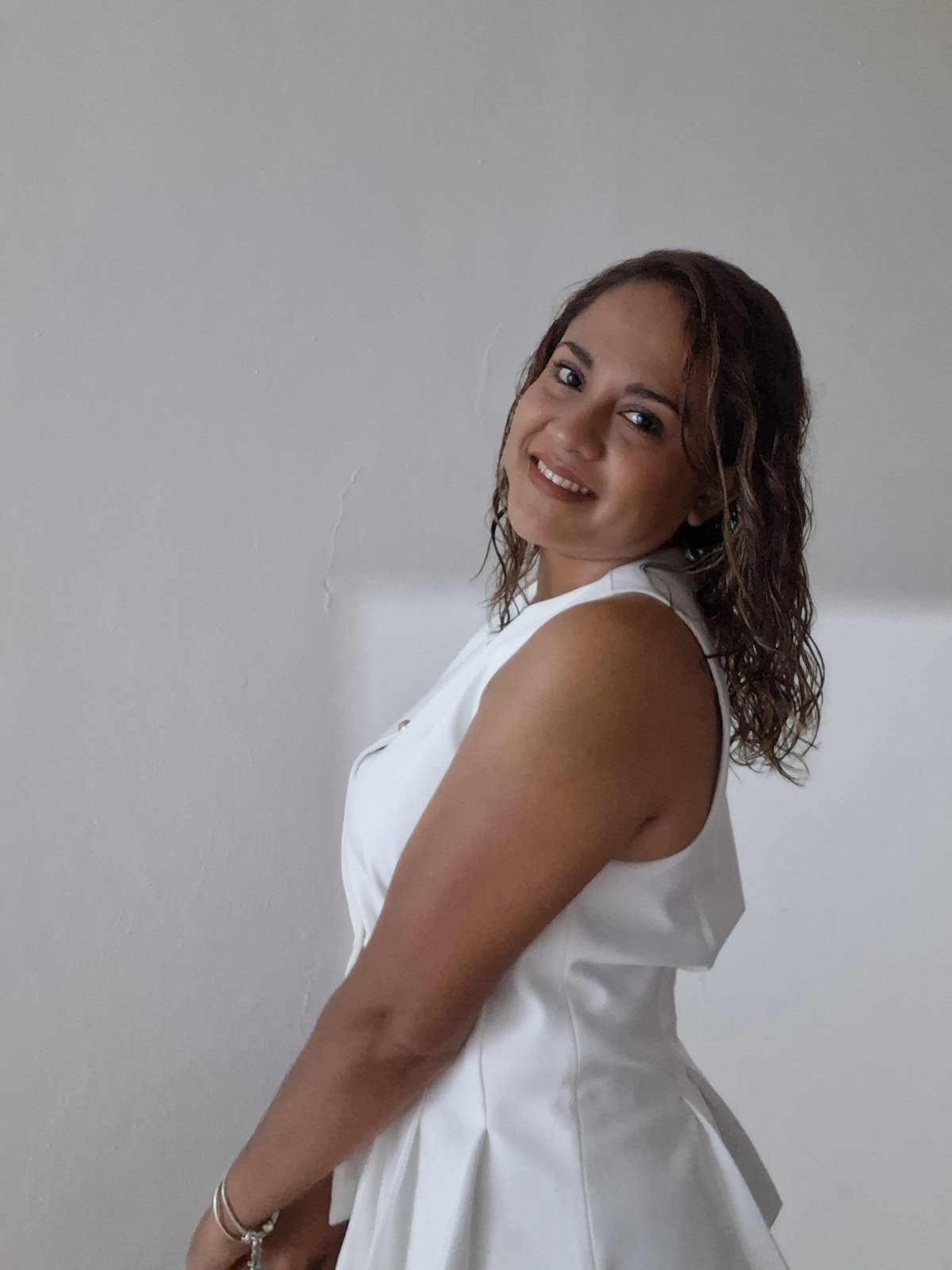 Itzel Alejandra Mateo Hernández, creadora de Psicoapapacho, con vestido blanco
